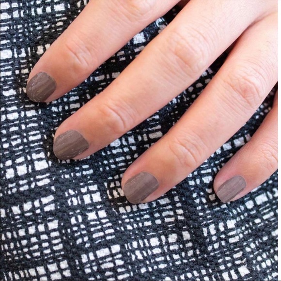 *Retired* Color Street: Berlin It to Win It | Gray Brown Neutral Classic Solid - Picture 4 of 9